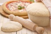 Manipis na yeast pizza dough (tulad ng sa isang pizzeria)