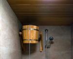 Mini sauna casera en el baño de un apartamento o casa Además de un inodoro con ducha de casa de baños