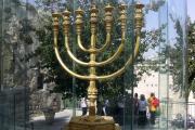 Ebreju svečturis: gan stils, gan uzticība ebreju tradīcijām